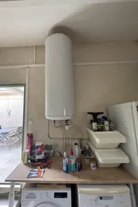 Chauffe-eau mural au-dessus d’un plan de travail et d’un lave-linge.